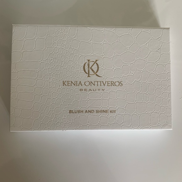 Kenia Ontiveros beauty blush and shine kit - Picture 2 of 4